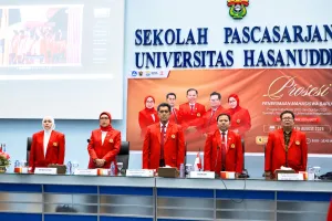Prof. Sukri Palutturi bersama jajaran pimpinan membuka penerimaan mahasiswa baru Pascasarjana Unhas 2026/2027. (Foto: Dok. Sekolah Pascasarjana Unhas).